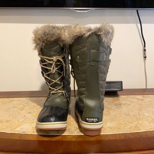 Women’s size 8 sorel water proof boots